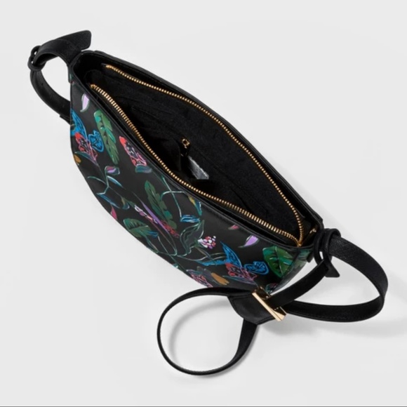 A NEW DAY Half Moon Crossbody A N
A N & style
Fau - Picture 5 of 6